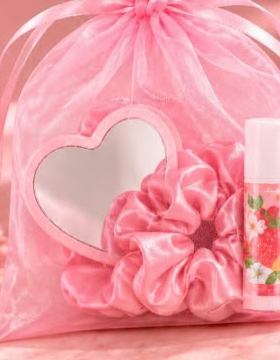 Detalle de la bolsita individual con espejito en forma de corazón, coletero y bálsamo